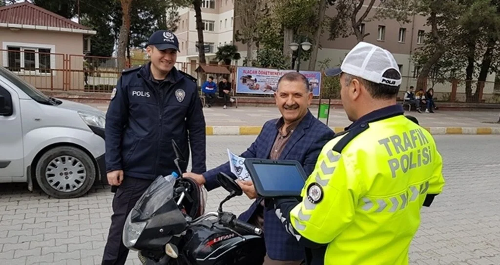 Alaçam'da emniyetten kask uygulaması