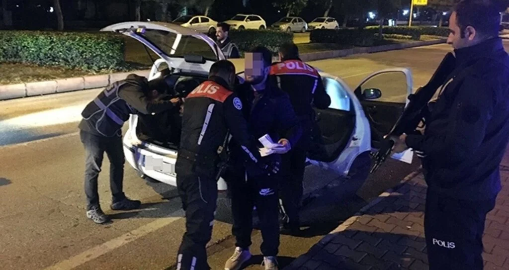 Antalya’da sürücülere 3,5 saatte 147 bin TL ceza kesildi