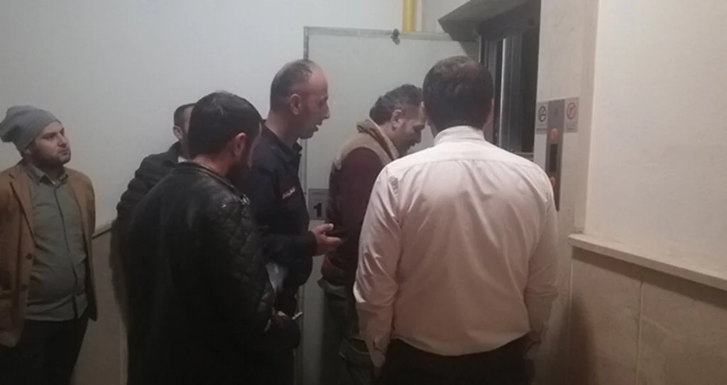 Asansörde mahsur kalan 7 kişi kurtarıldı