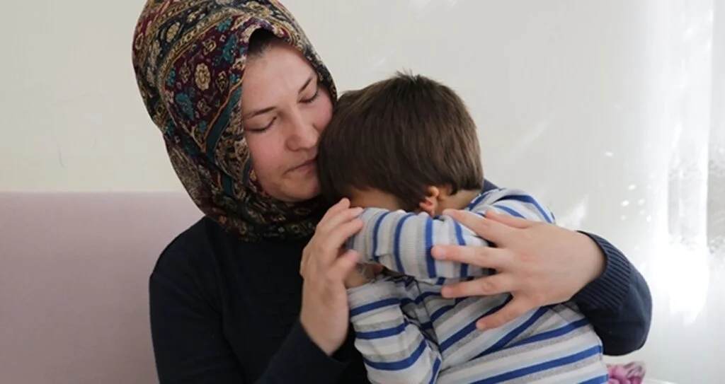 Aynaya bakınca kulaklarını kapatıyor