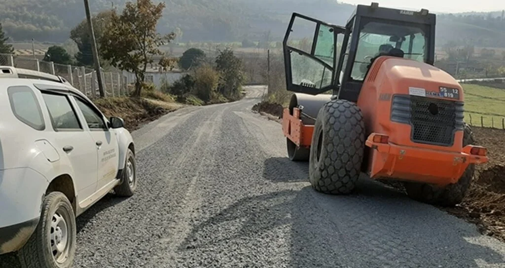 Bafra Belediyesi yol ve kaldırım çalışmalarına ara vermeden devam ediyor