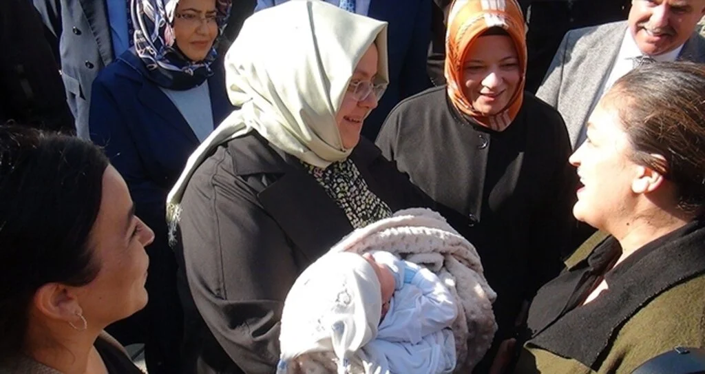 Bakan Selçuk  bebek sevdi 