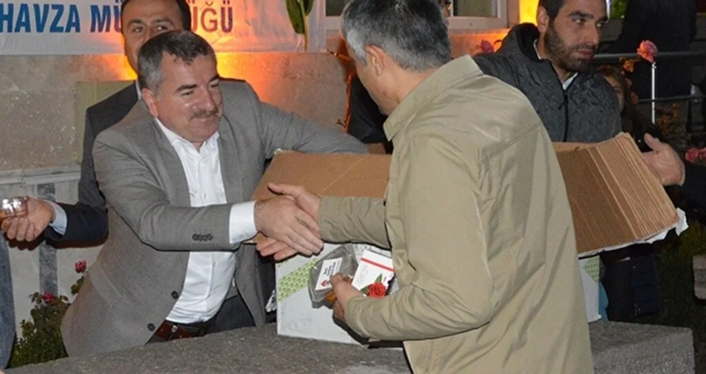 Başkan Özdemir Tatlı İkram Etti