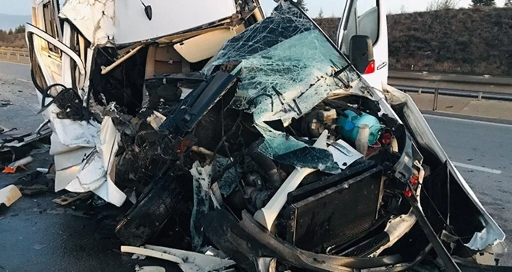 Bursasporlu tarafları taşıyan minibüs kaza yaptı: 17 yaralı