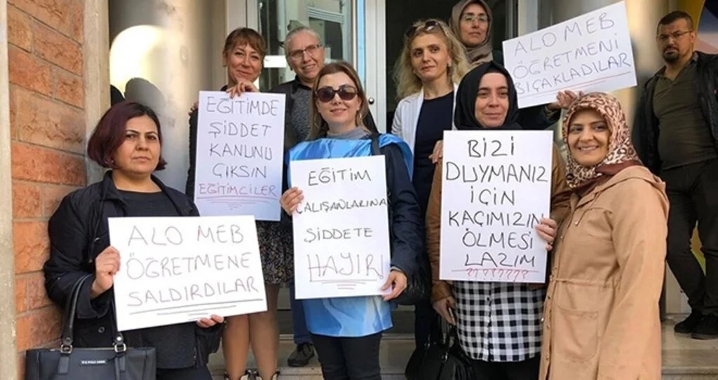 Eğitimciler şiddete karşı kalemlerini kırdı