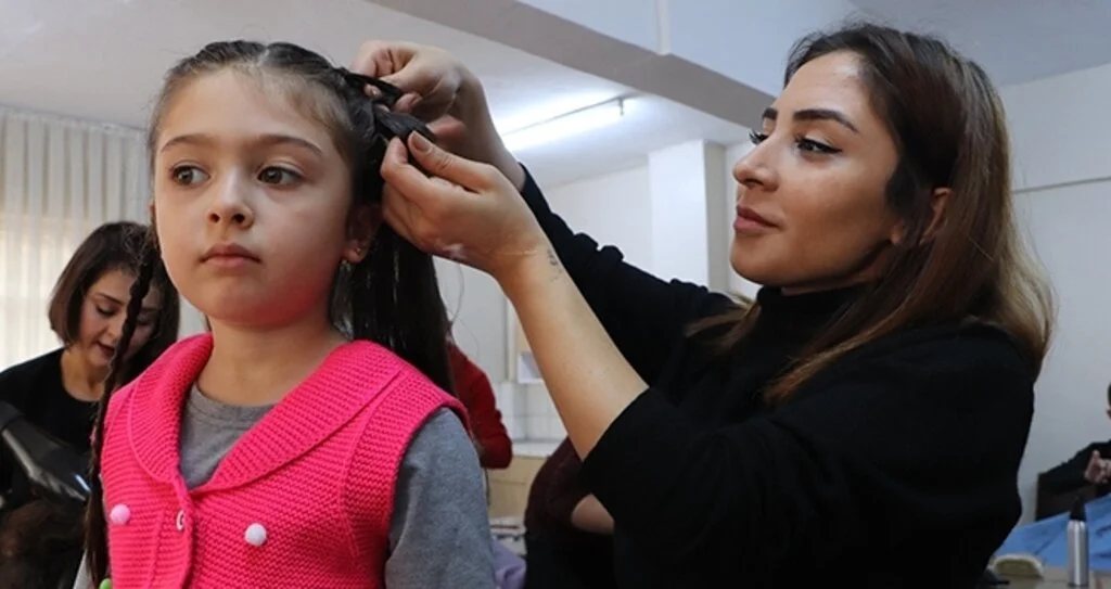 Engelli çocuklara saç bakımı yaptılar
