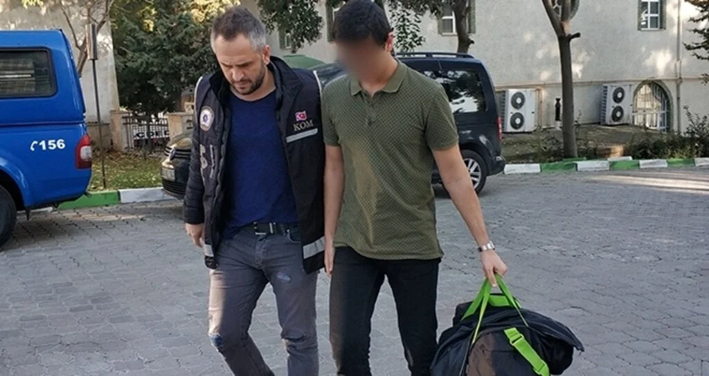 FETÖ'den aranan genç teslim oldu
