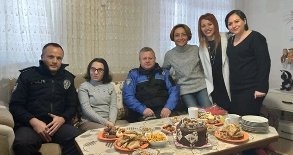 Genç kıza polislerden doğum günü sürprizi