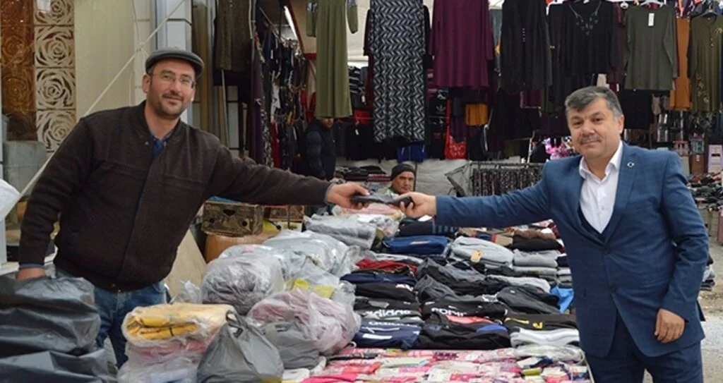 Havzalı pazarcılara çöp poşeti dağıtıldı