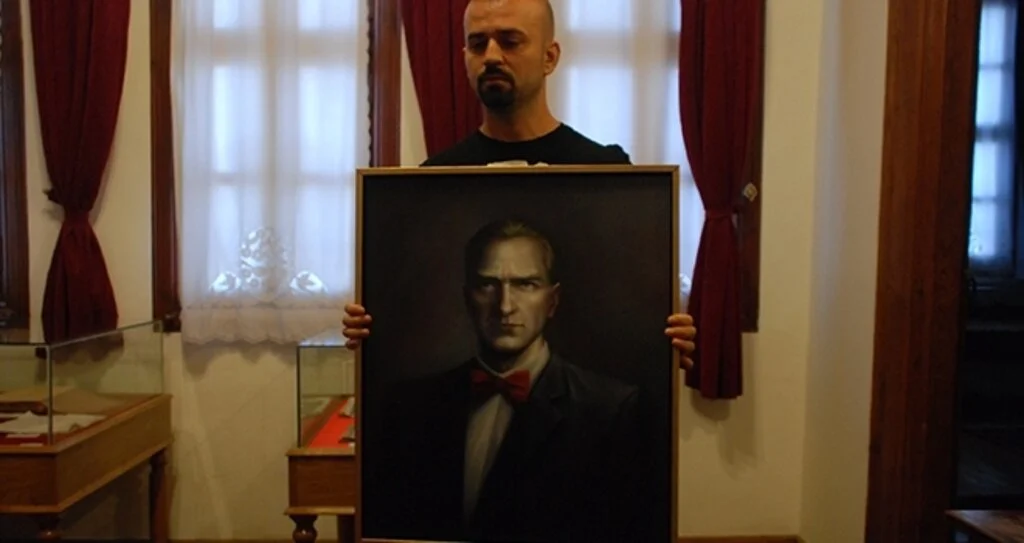 Hayalindeki Atatürk'ü  tuvale yansıttı