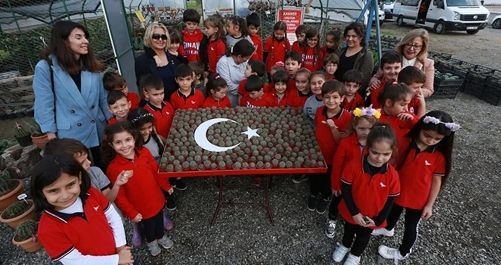 İlkokul öğrencilerinden kaktüslerden Türk bayrağı