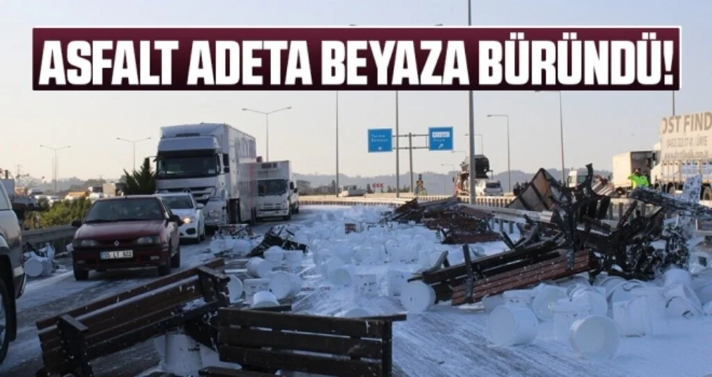 Karadeniz sahil yolunda boya yüklü tır devrildi