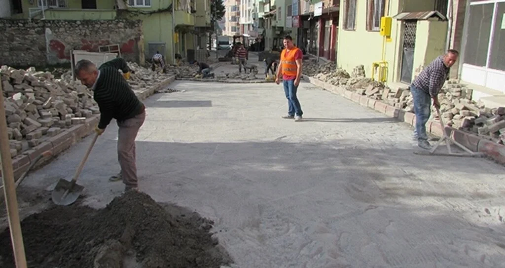 Kavak'ta bozulan yollar onarılıyor