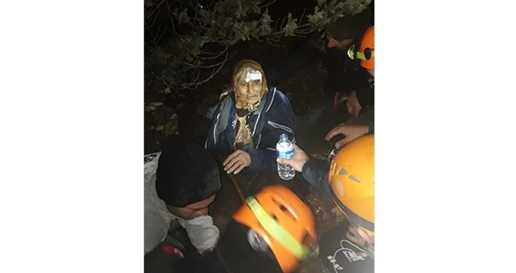 Kaybolan yaşlı kadını 30 kişilik arama, kurtarma ekibi buldu
