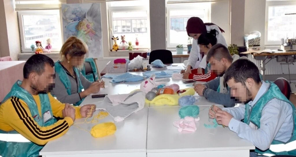 Kimsesiz çocuklara 'uyku arkadaşı' örüyorlar