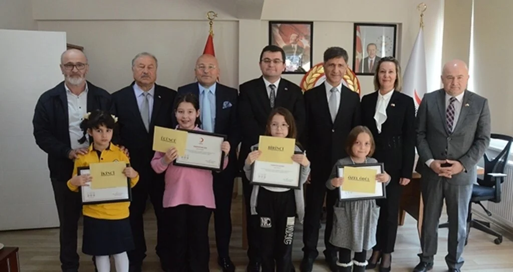 Kızılay’ı resimle anlatan miniklere ödül