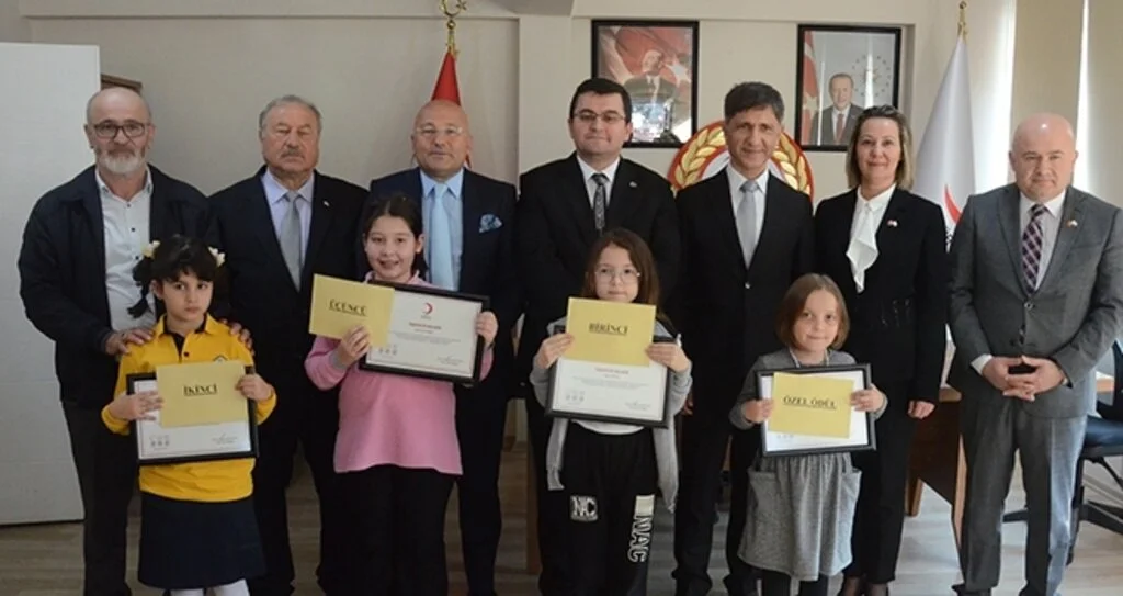 Kızılay’ı resimle anlatan miniklere ödül
