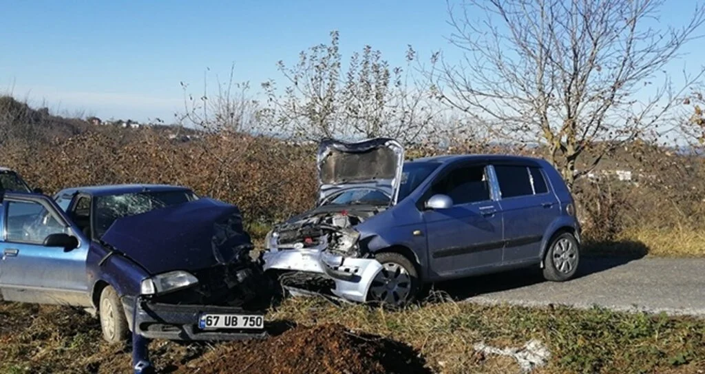 Köy yolunda iki araç kafa kafaya çarpıştı: 4 yaralı