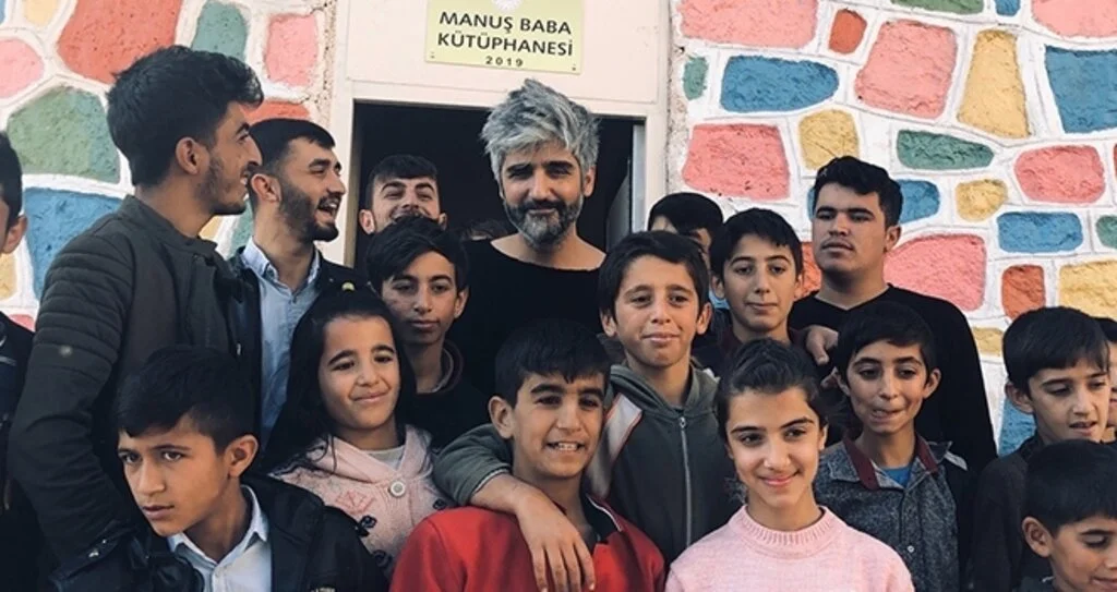 Manuş Baba'dan Köy Okuluna Ziyaret