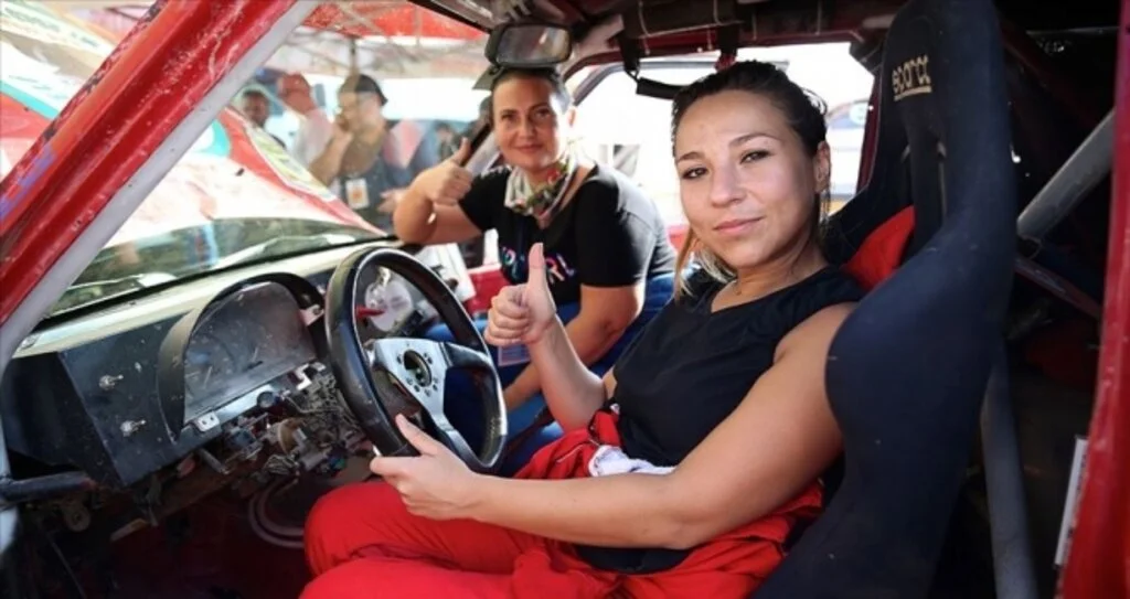 'Off-road'un kadın pilotları pistin tozunu attırıyor