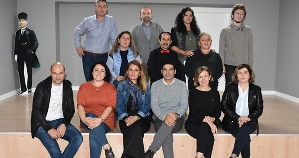 Öğretmenler tiyatro  sahnesinde stres atıyor