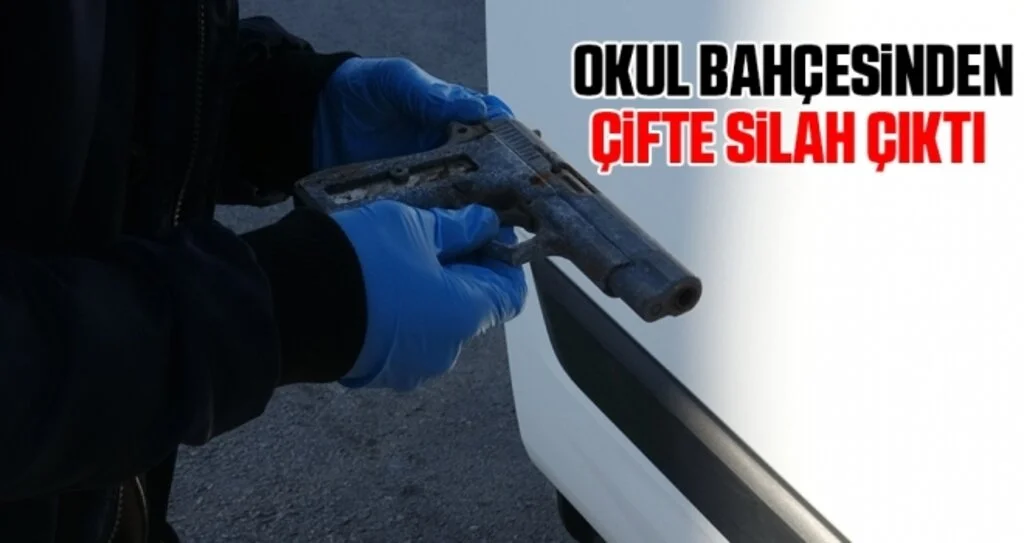 Okul bahçesinden çifte silah çıktı 