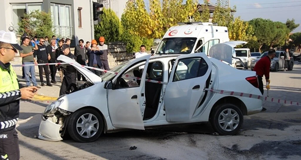 Otobüs ile otomobilin çarpıştığı kazada 7 kişi yaralandı