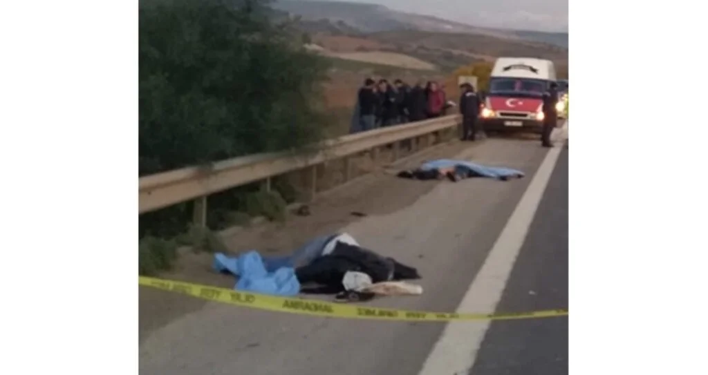 Otoyolda lastik değiştiren 4 kişiye tır çarptı: 3 ölü, 1 yaralı
