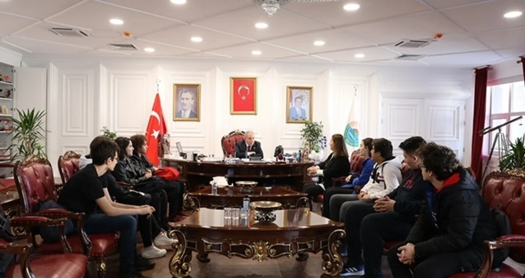 Robot Takımı Öğrencileri 'Fotovoltatik' Projesini Başkan Demirtaş'a Anlattılar