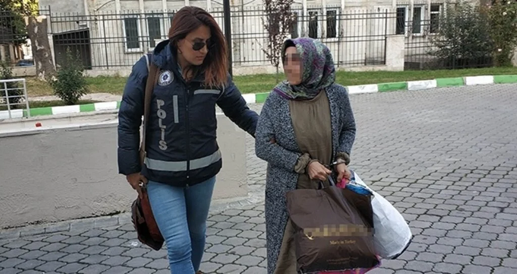 Samsun'da FETÖ’den aranan kadın teslim oldu