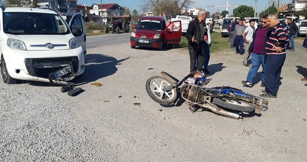 Samsun'da Hafif Ticari Araç Motosiklete Çarptı: 1 Yaralı