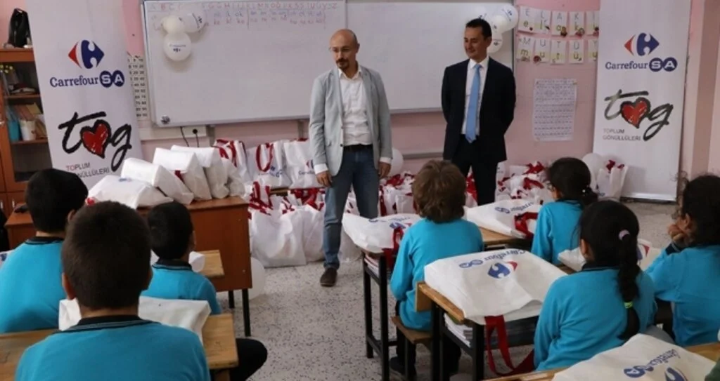 Samsun'da İhtiyaç sahibi 111 öğrenciye hediye paketi