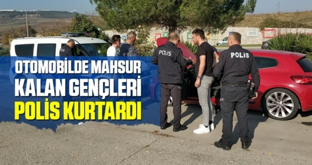 Samsun'da Otomobilde mahsur kalan gençleri polis kurtardı