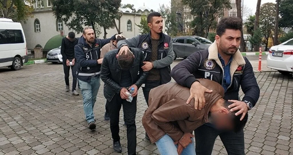 Samsun'da Yunus polisi otomobilde esrar ele geçirdi: 4 gözaltı