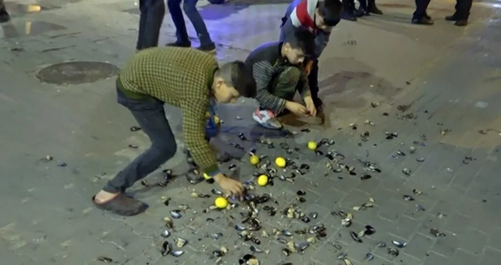 Seyyar satıcılar zabıta ekiplerine saldırdı, çocuklar yere dökülen midyeleri yedi