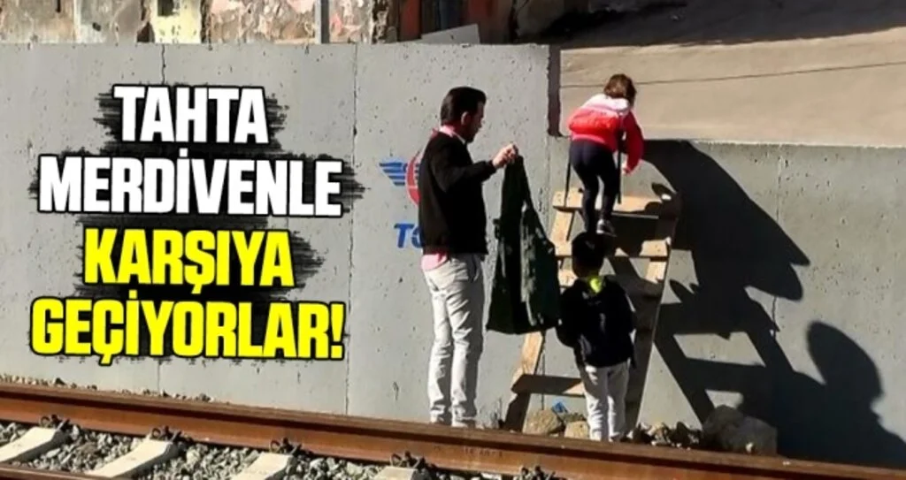 Tahta merdivenle karşıya geçiyorlar!