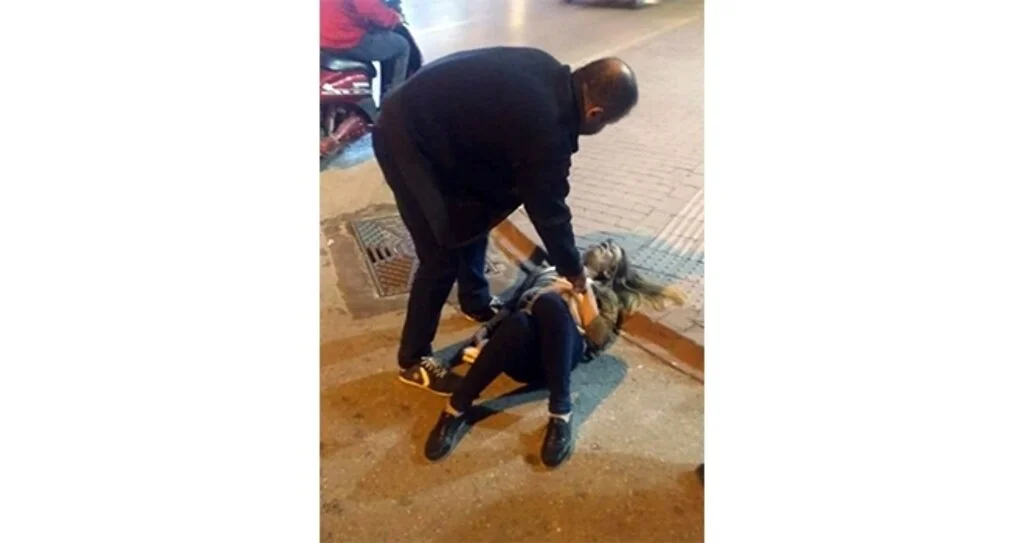 Tartıştığı eşini bıçakladı