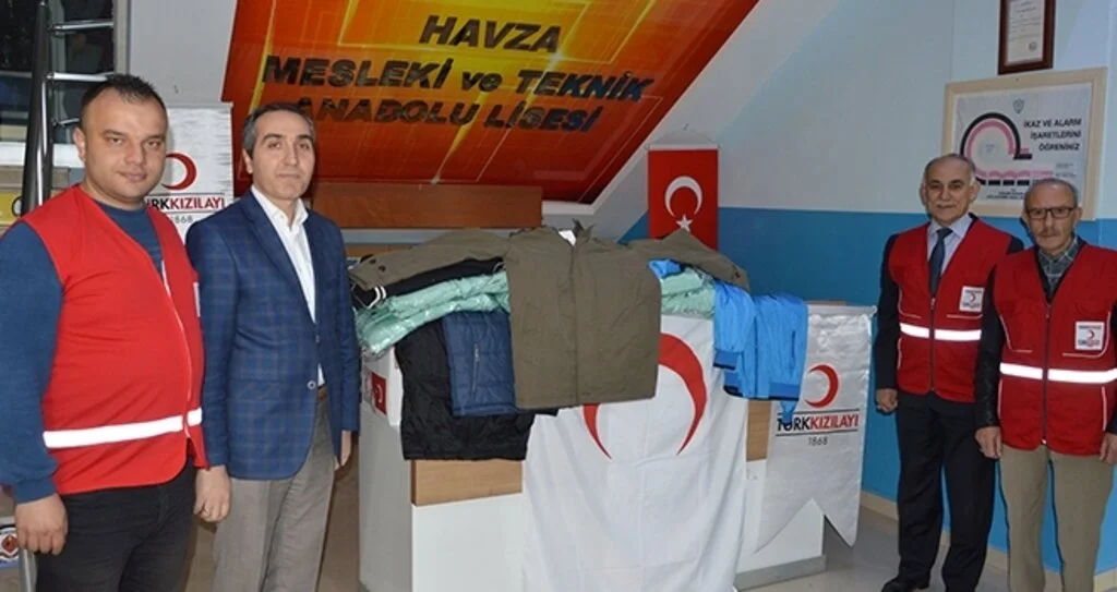Türk Kızılay'ından öğrencilere mont