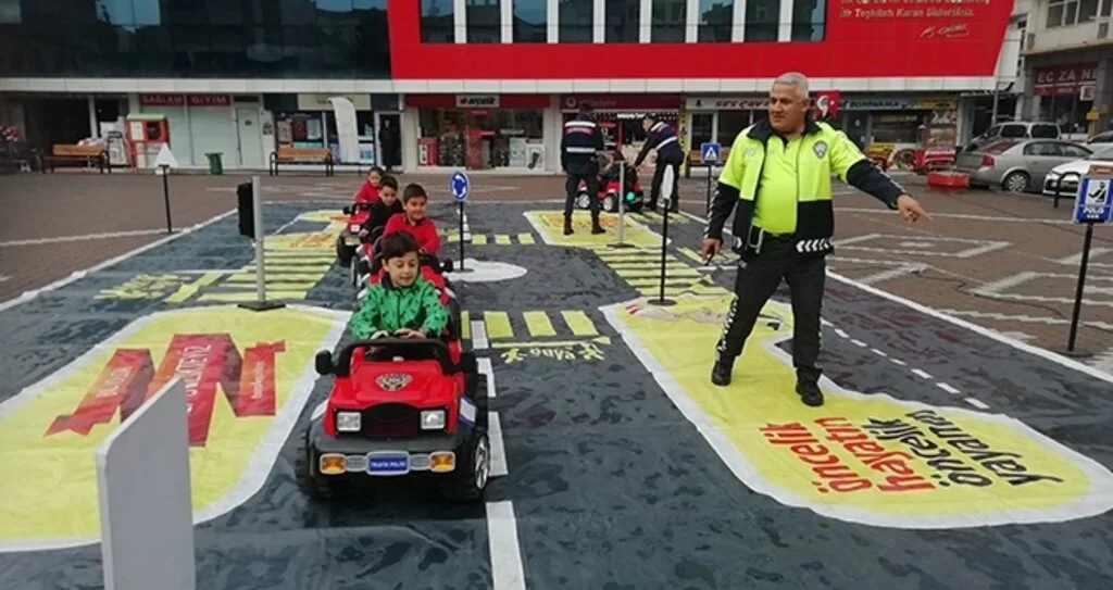 Türkiye'yi gezerek öğrencilere trafik kurallarını öğretiyor