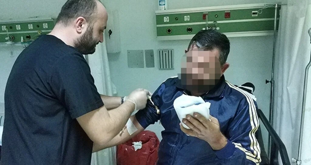 Tuttuğu balığın dikeni zehirledi