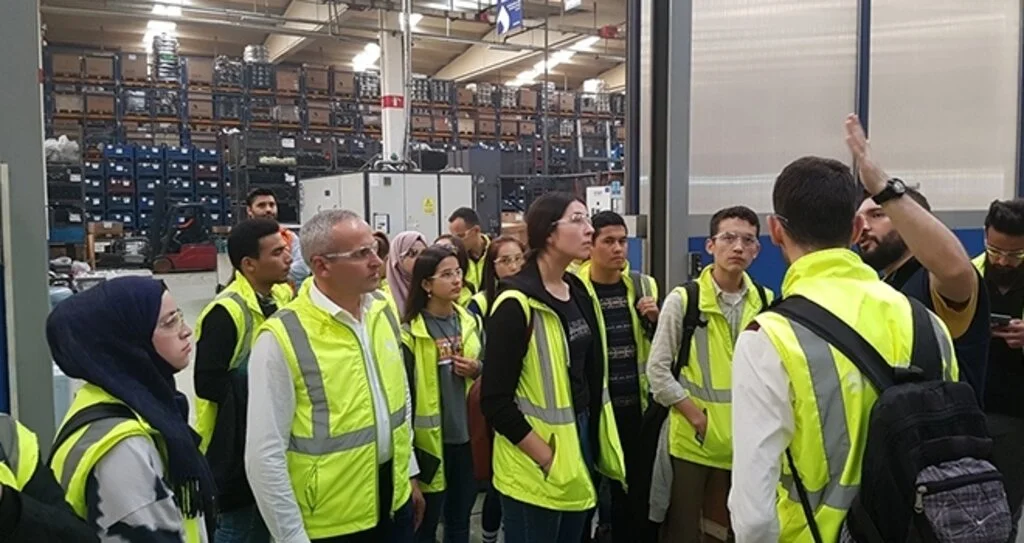 Uluslararası öğrenciler Sampa Otomotiv'de