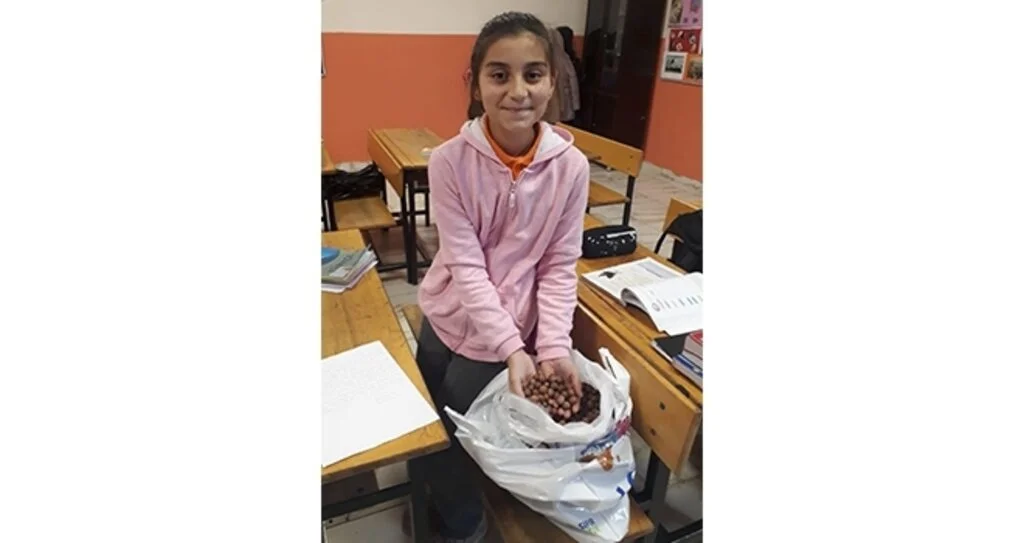 Ünyeli öğrencilerden Mehmetçiğe fındık 