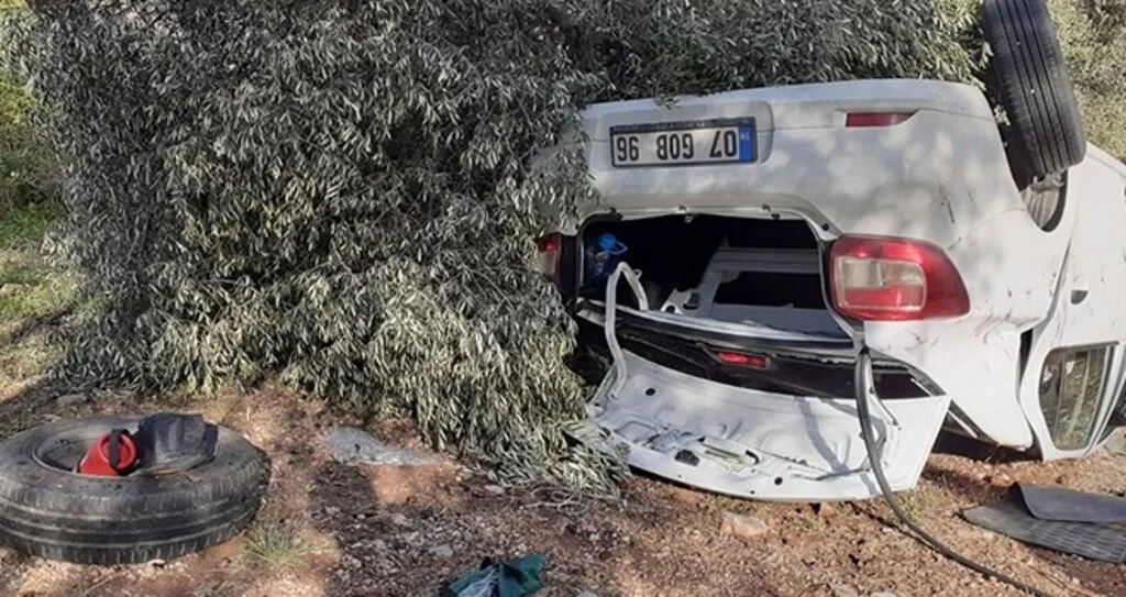 Virajı alamayınca taklalar attı; 3 yaralı