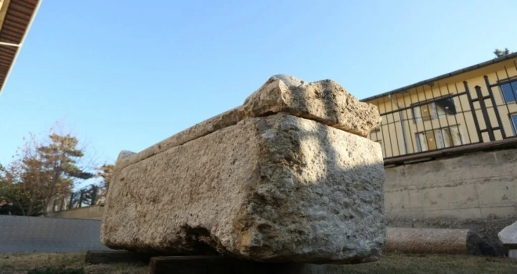 Yol yapım çalışması sırasında 2 bin yıllık lahit bulundu