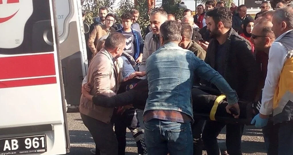 Yolun karşısına geçerken kamyonet çarptı