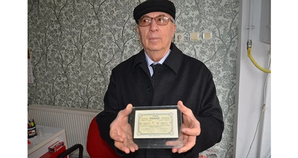 85 Yıllık Piyango Biletine Gözü Gibi Bakıyor
