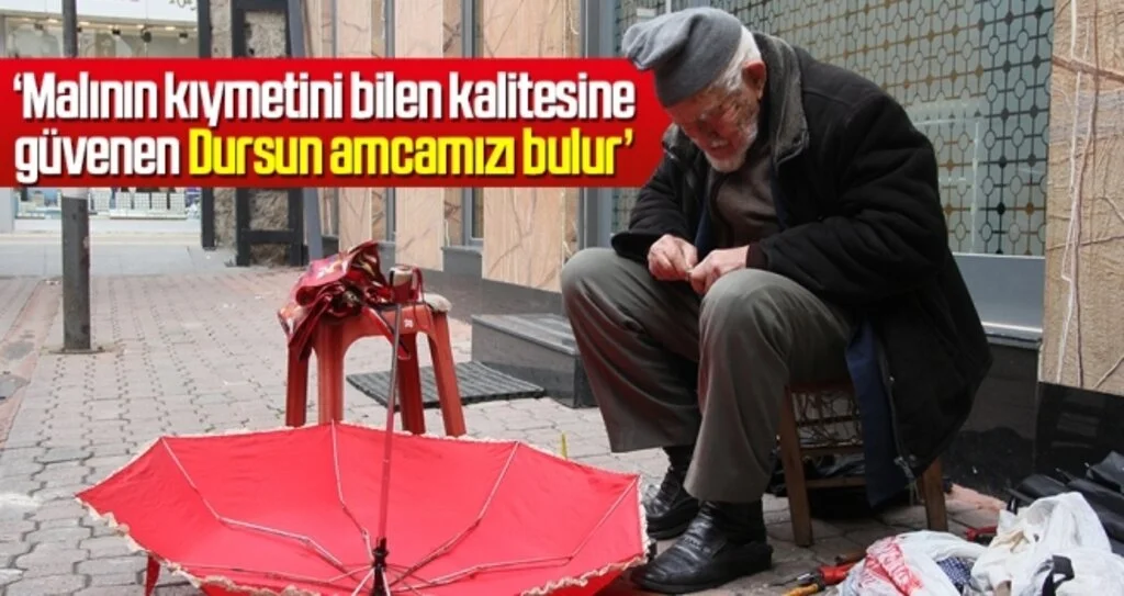 90 yaşında gözlük kullanmadan şemsiye tamir ediyor