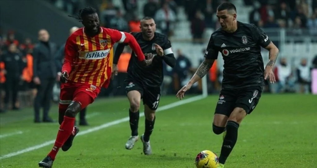 Adebayor Kayserispor'dan ayrıldığını açıkladı