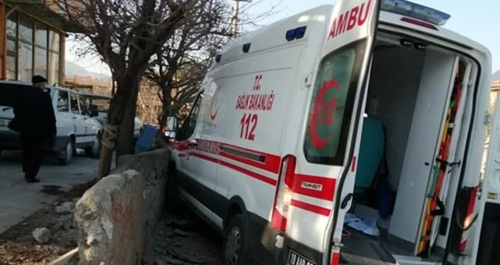 Ambulansla otomobil çarpıştı: 3 yaralı