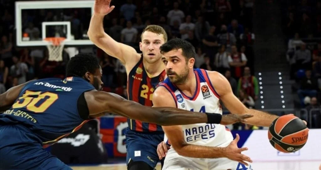 Anadolu Efes 10. galibiyetle zirvedeki yerini korudu